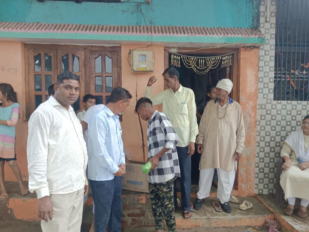 anilbhai_tadvi's tweet image. આજે નર્મદા જિલ્લા ના તિલકવાડા તાલુકા ના રેંગન તથા વાસણ ગામે પૂર અસરગષ્ટ લોકોને ભારતીય જનતા પાર્ટી ના કાર્યકરો દ્વારા ફૂડપેકેટ, પાણી, જેવી પ્રાથમિક જરૂરિયાત પુરી પાડવામાં આવી.
#bjpnarmada #bjp4narmada #bjp4gurat #bjpindia #BJP4IND #BJPGujarat #PMOIndia #cmogujarat