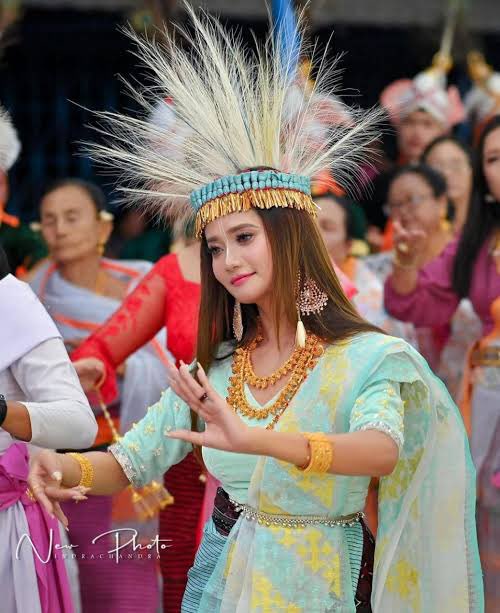 Meitei na Meitei da yetpase; laan lairi but khwaidagi chaokhattaba thouwong ne khanjei. 

Emarol da shoom ejagey, meena ookhraga yam ekaijei. Manipur gi punsinba ngamdrava Organisation Leeshing amaga chanipaan gi order yathang ellaga leinaradi, chaksu charoi, Hingbabu yaroi!!