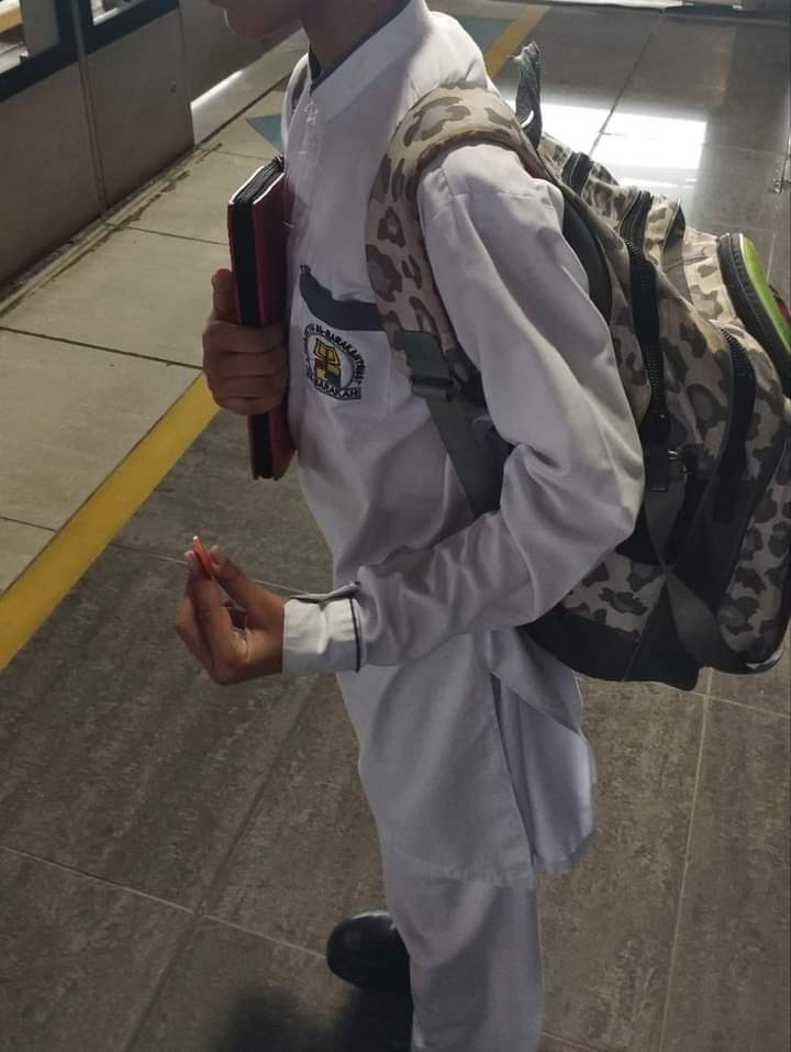 اسلامی جمہوریہ پاکستان کا دین داروں سے برتاؤ ملاحظہ فرمائیں 
 اس طالب علم کو آج اورنج لائن ٹرین میں سفر سے اس لیے روکا گیا کہ یہ سٹوڈنٹ پاس فری ٹکٹ ہولڈر تھا، لیکن انتظامیہ نے انہیں سٹوڈنٹ ماننے سے انکار کیا اور کہا کہ 1/2