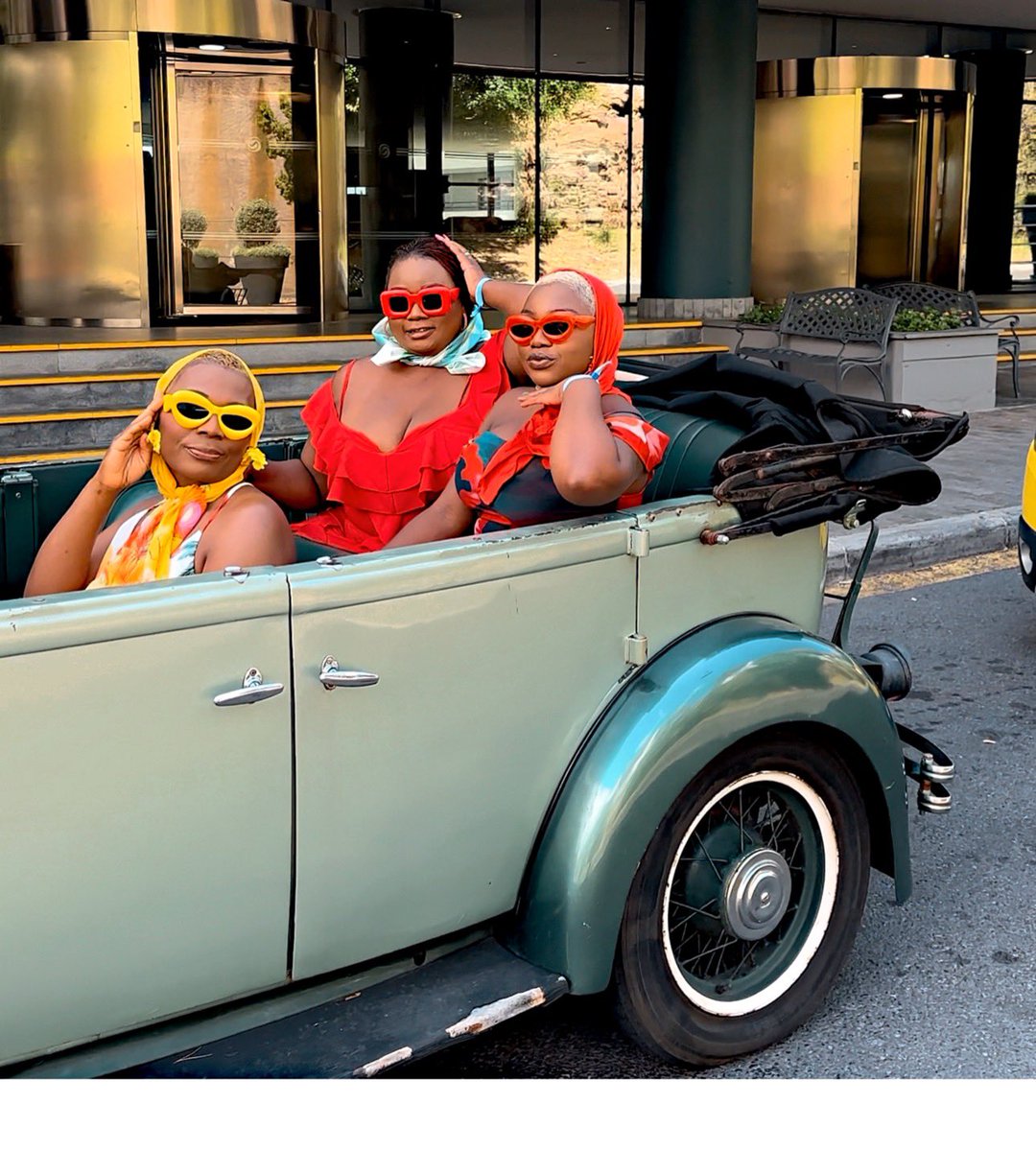 yvonieSpencer's tweet image. Hop on loser we are going shopping!!!