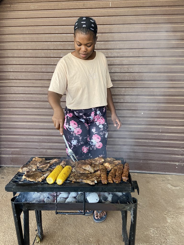 NOKULUN17807167's tweet photo. @webafrica Chop chop
I am the owner of the braai stand when the are family gatherings
I make the food for the whole family
That’s how I chop my way into their hearts ❤️
Also this heritage I will be chop chopping them with some braai meat like always
#YourUltimateConnection https://t.co/OOIALeTgeF