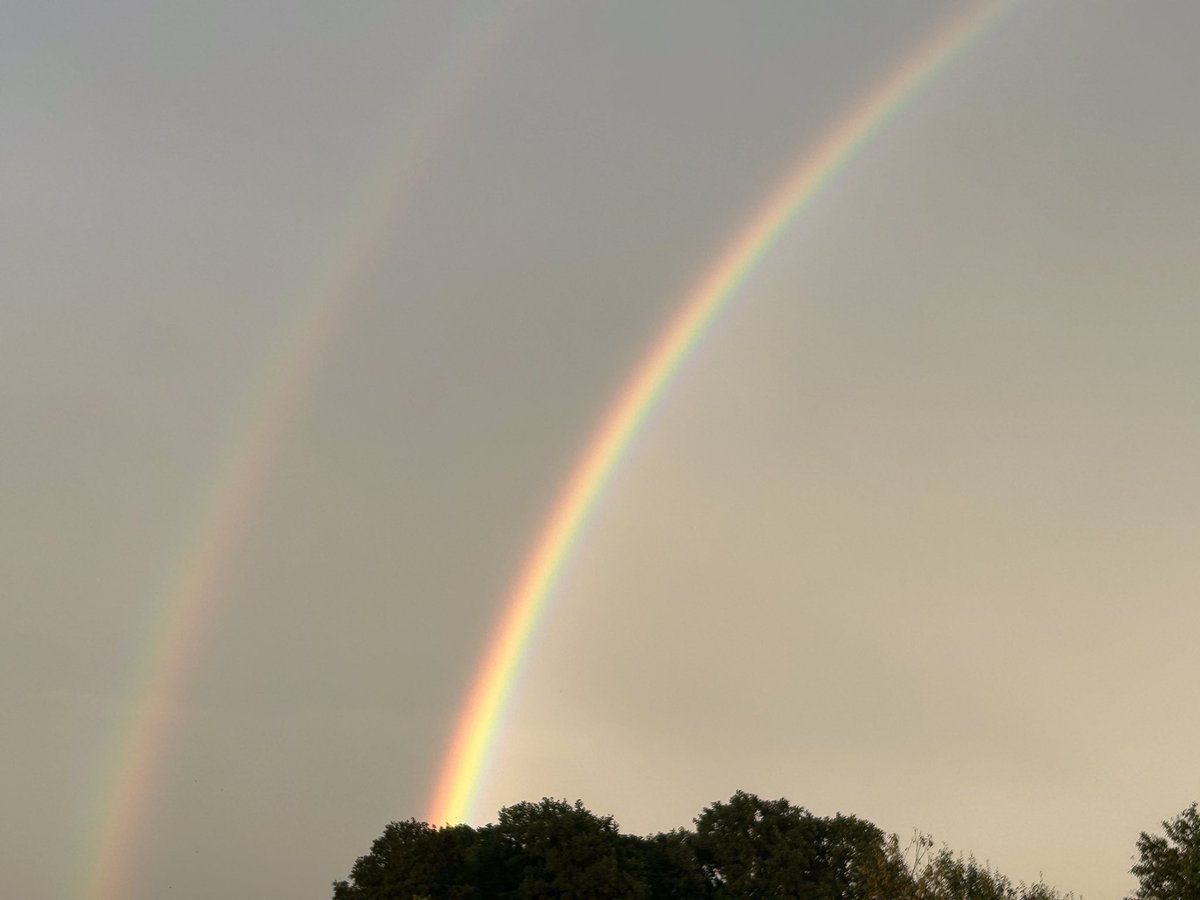 Een prachtige dubbele regenboog in Junne tegen een donkere lucht! #junne #Ommen #regenboog #weerfoto #mooijunne