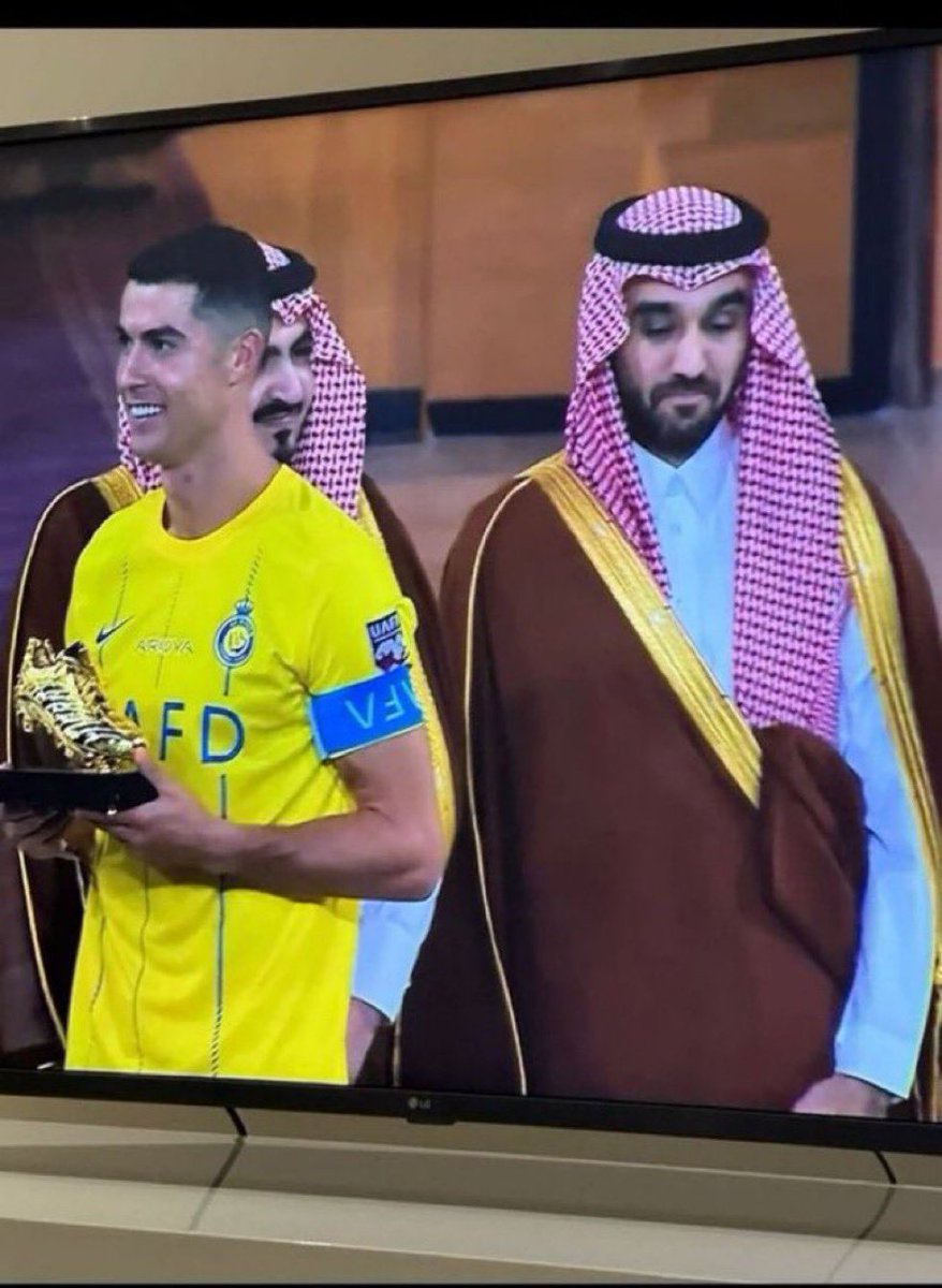 تصدقون عاد اعلام الهلال مادرا ان عندهم امباراة الليله بلشين باللي بايران 😂😂😂