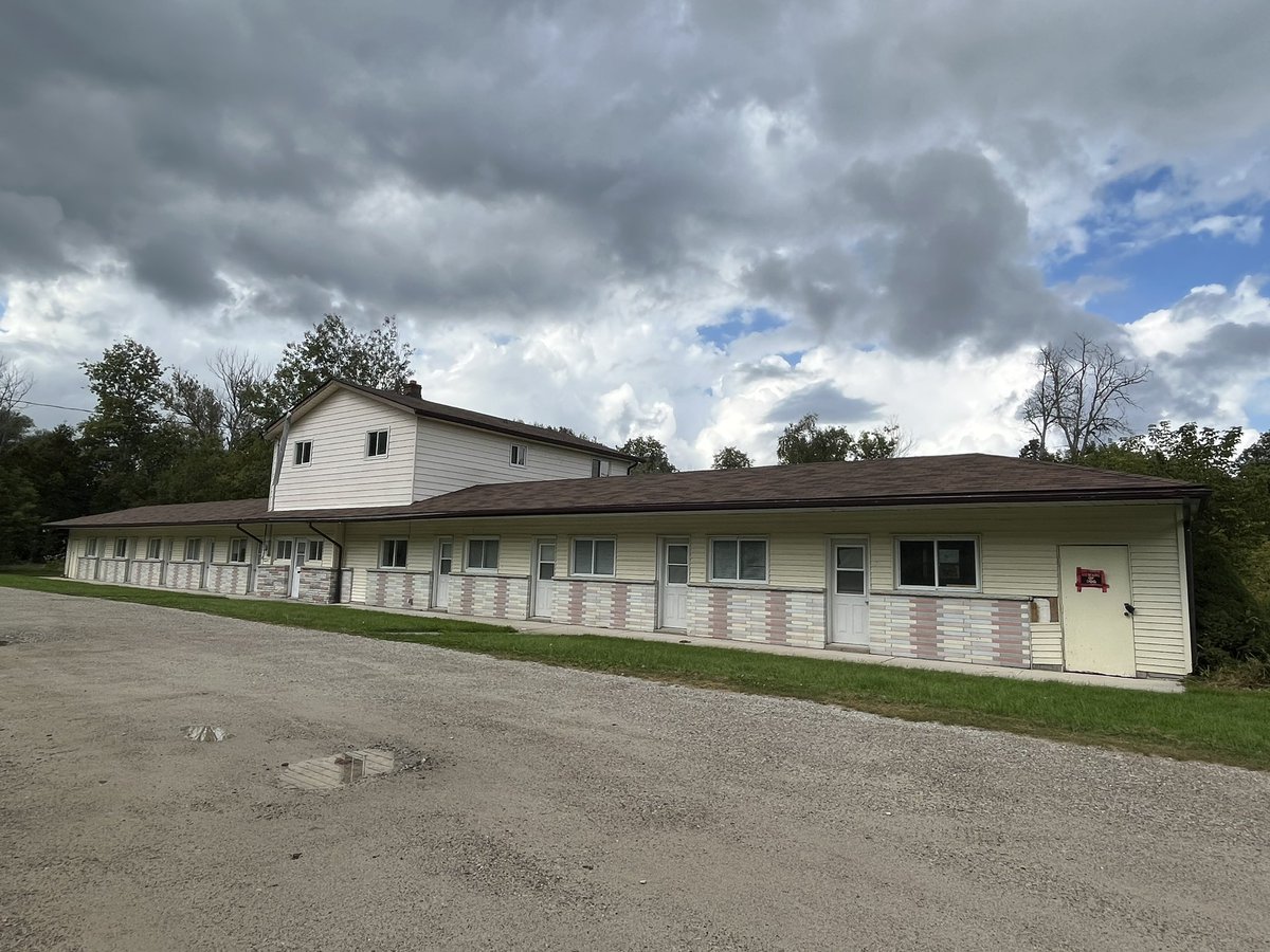 wild_goaliemom1's tweet image. When in Ontario..you fangirl and find this  motel!!! @SchittsCreek #foldinthecheese #ewwwdavid #rosebudmotel