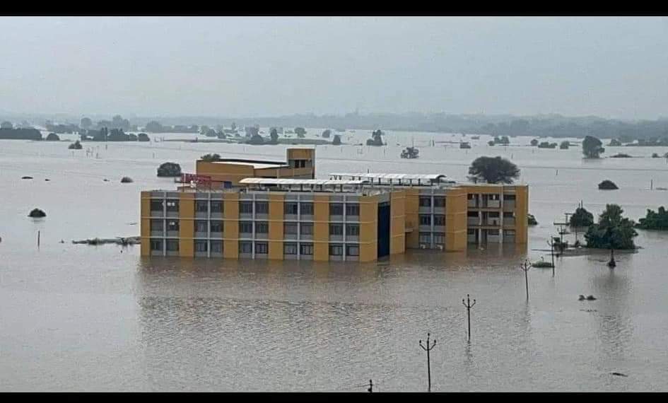 Inamdar_Praatik's tweet image. प्रधानमंत्री के जन्मदिन को मनाने के लिए लायी गयी गुजरात में बाढ़..!

#gujaratflood #ManMadeDisaster 

youtu.be/DliheQc2-_c?si… via @YouTube #GujaratRain 

@Chaitar_Vasava