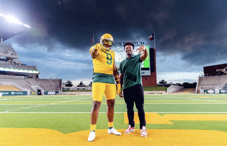 #Baylor DE commit Alex Foster is putting together a very strong senior season as he has 28 tackles, 10 for loss, and seven sacks in five games.

Th 6-foot-5, 270-pound prospect is already a 4 ⭐️ prospect on @SicEm365_ and should be on the rise nationally. #SicEm