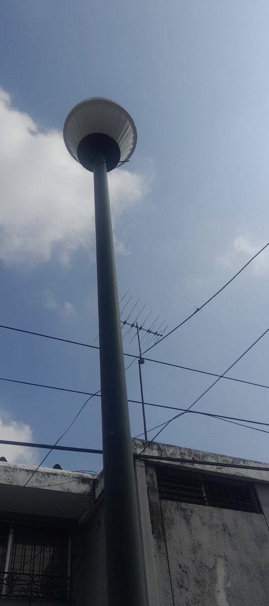 melforcee's tweet photo. @servicioscnelep @alcaldiagye ATENCIÓN! 
Ayuda por favor @alcaldiagye @aquilesalvarez en Urdesa Central no hay alumbrado en una de las lámparas que se encuentran en la peatonal, parece que le han cortado el cable, ya tiene un mes sin luz, adjunto imágenes. https://t.co/kw3rRlt6Is