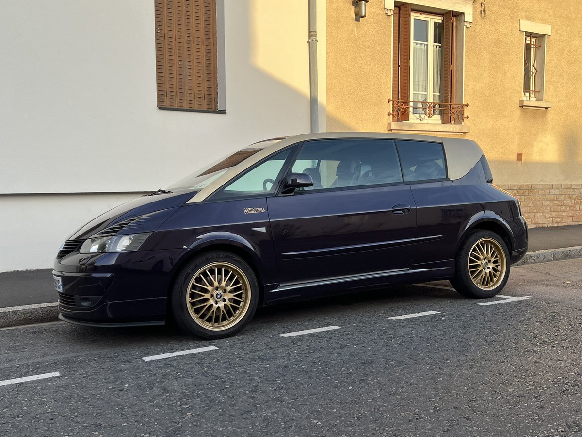 lerdvauto's tweet photo. 💡 Le propriétaire de cet #Avantime a eu la très bonne idée de le transformer en version « #Williams ».
Franchement, c’est top, non ? Ambiance #EspaceF1 un peu ! Et si l’on retrouve le V6 3.0L de 210 chevaux sous le capot, c’est juste magique. ✨
(📸 @4xget) https://t.co/2ho5fHirHO