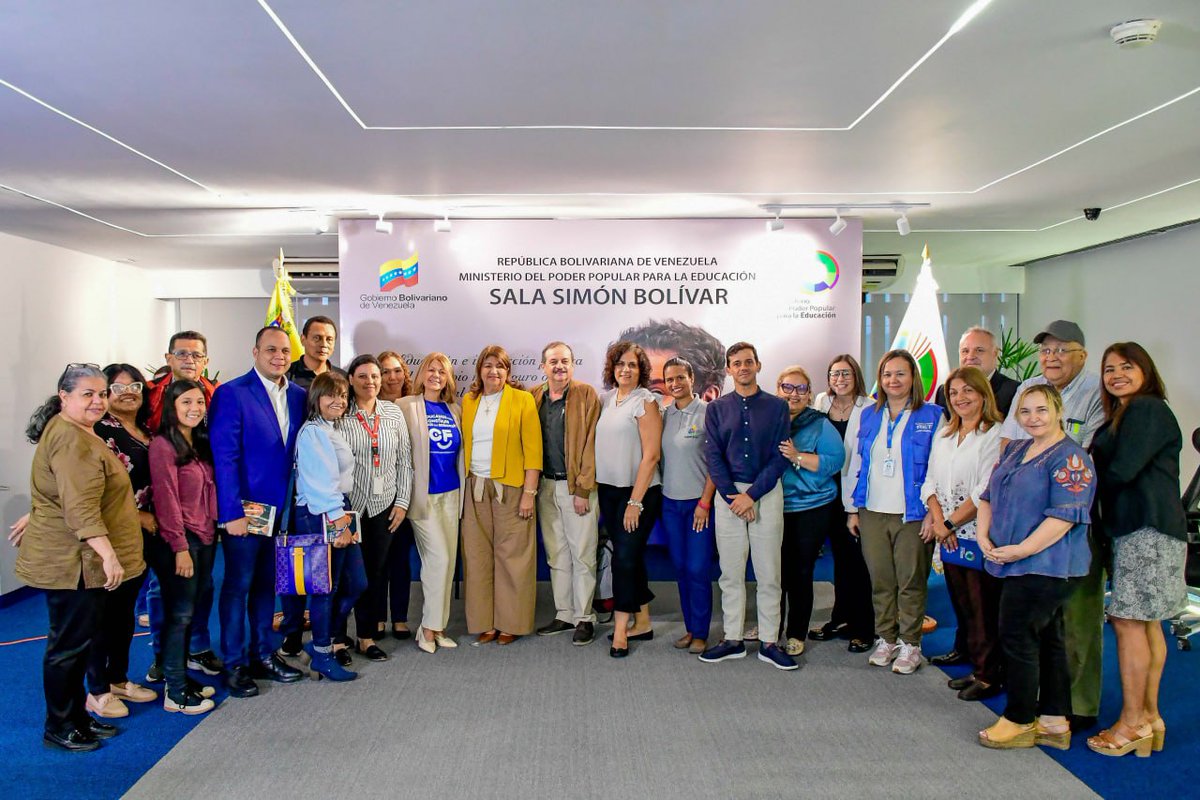 _LaAvanzadora's tweet image. Cumpliendo con las instrucciones del Pdte. @NicolasMaduro junto a representantes del Observatorio de la Calidad Educativa venezolano y las distintas organizaciones educativas del país e internacionales, socializamos los planes y avances del Plan Nacional de Formación Docente.