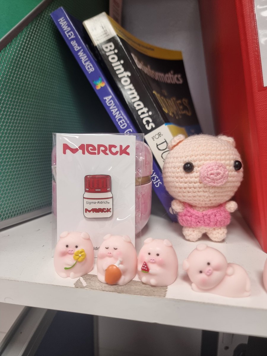 ekd_simpson's tweet image. Won a #Merckpins today! It is sitting at my desk next to the pigs! Can&apos;t wait to grow my collection of pins .... and pigs! 
@SigmaAldrich @merckgroup