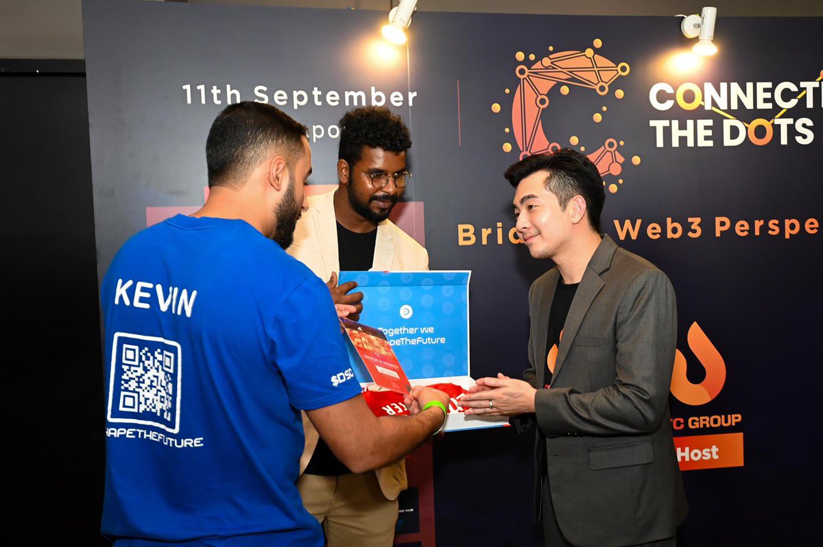 DefiSportsCoin's tweet photo. 🟦We co-hosted 'Connecting The Dots' in Singapore with @DTCGroup_, delivered the 1st (RWA) Arsenal NFT to the new owner. 

Also our presence at Token2049 connected us with industry leaders, boosting exposure and showcasing our platform! 🚀 

#Defisports #NFTs #Token2049 #Sports https://t.co/M49Qww85Xm