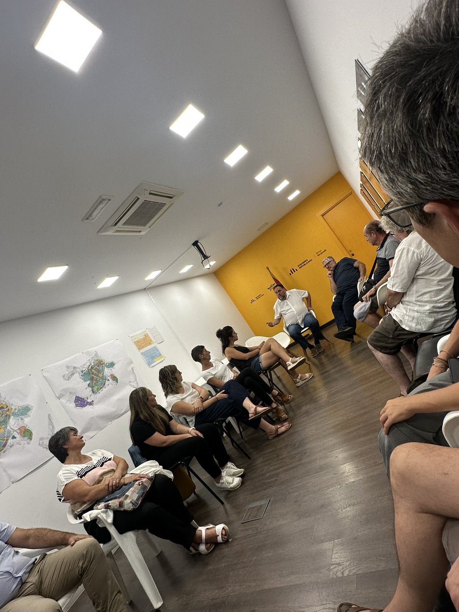 Aquesta tarda, trobada a #Berga entre el president d’<a href="/Esquerra_ERC/">Esquerra Republicana</a> Oriol <a href="/junqueras/">Oriol Junqueras 🎗️</a> i gent d’ERC del #Berguedà i el #Lluçanès. Parlem d’actualitat política, present i futur. #seguim #defensaCatalunya
