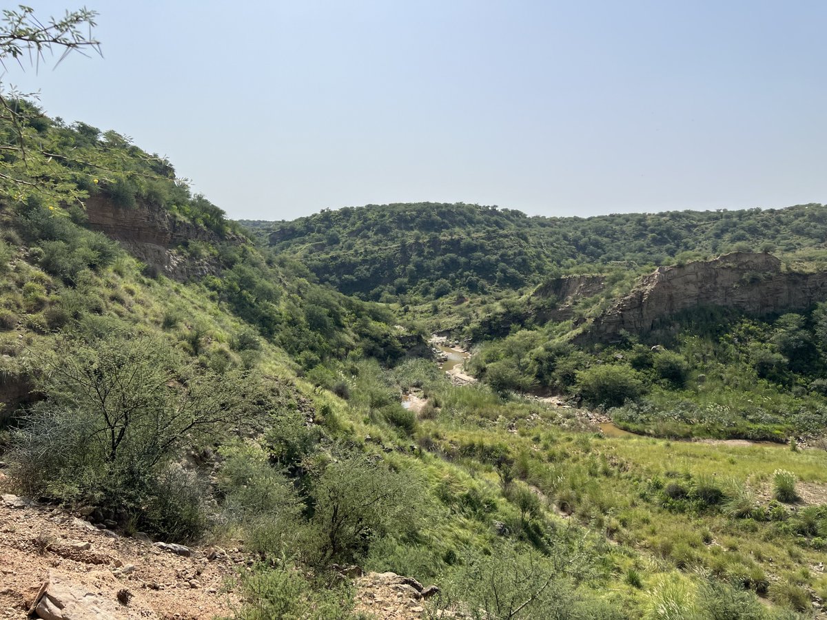 پوٹھوہار کا علاقہ 22 ہزار اسکوائر کلومیٹر ہے ۔ سالانہ 2 ملین ایکڑ فٹ پانی بارش سے آتا ہے۔ اس پانی کا صرف 20 فی صد ہی استعمال کیا جارہا ہے۔ سواں اور ہرو اس خطہ کے دو اہم دریا ہیں۔ سمال ڈیم آرگنائزیشن نے پوٹھوہار میں 57 سمال ڈیم بنائے ہوئے ہیں جن کی اسٹوریج 0.22 ملین ایکڑ فٹ ہے۔