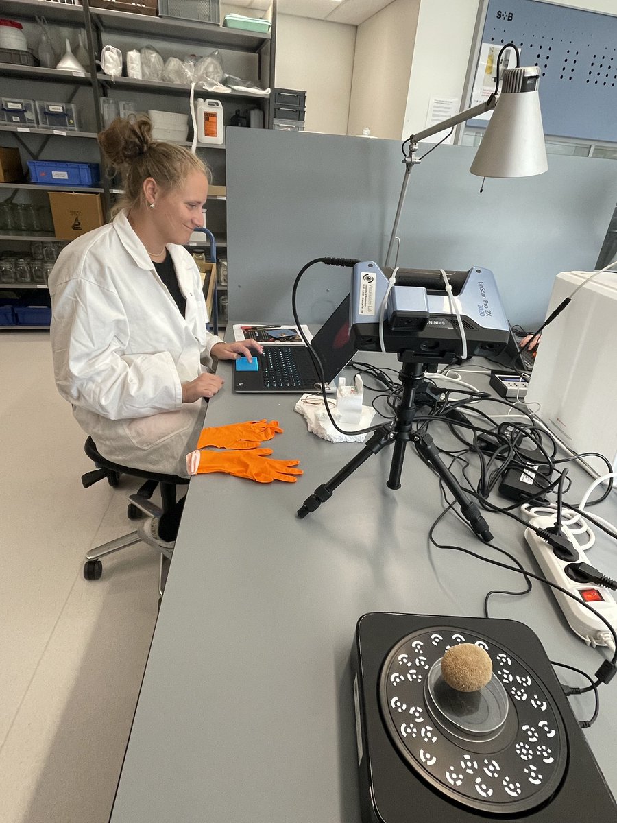nicole de voogd (@devoogdnicole) on Twitter photo Kathrin Busch busy making 3D scans of some deep sea sponges #sponge <a href="/NaturalisMarine/">Naturalis Marine Biodiversity</a> Kathrin Busch busy making 3D scans of some deep sea sponges #sponge <a href="/NaturalisMarine/">Naturalis Marine Biodiversity</a>