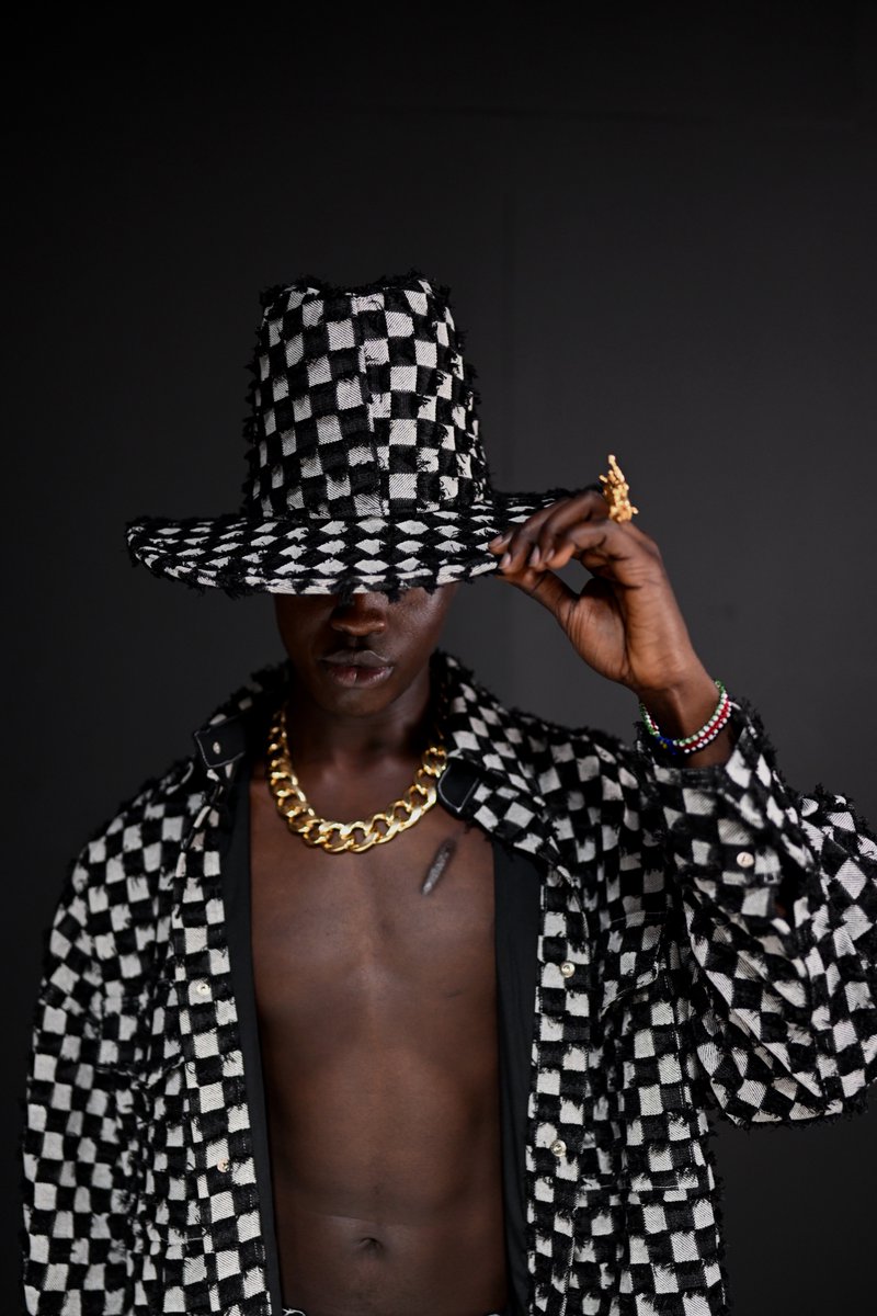 LondonFashionWk's tweet photo. Day 4 of #LFW September 2023, saw shows and presentations from the #BFCNEWGEN alumni, including catwalk moments from #SupriyaLele and #Ashish as well as recipients from the current 23/24 cohort #ChetLo, #AaronEsh and #ToluCoker.

Explore Tuesday's schedule via https://t.co/uyLqMrepm5. #LFW