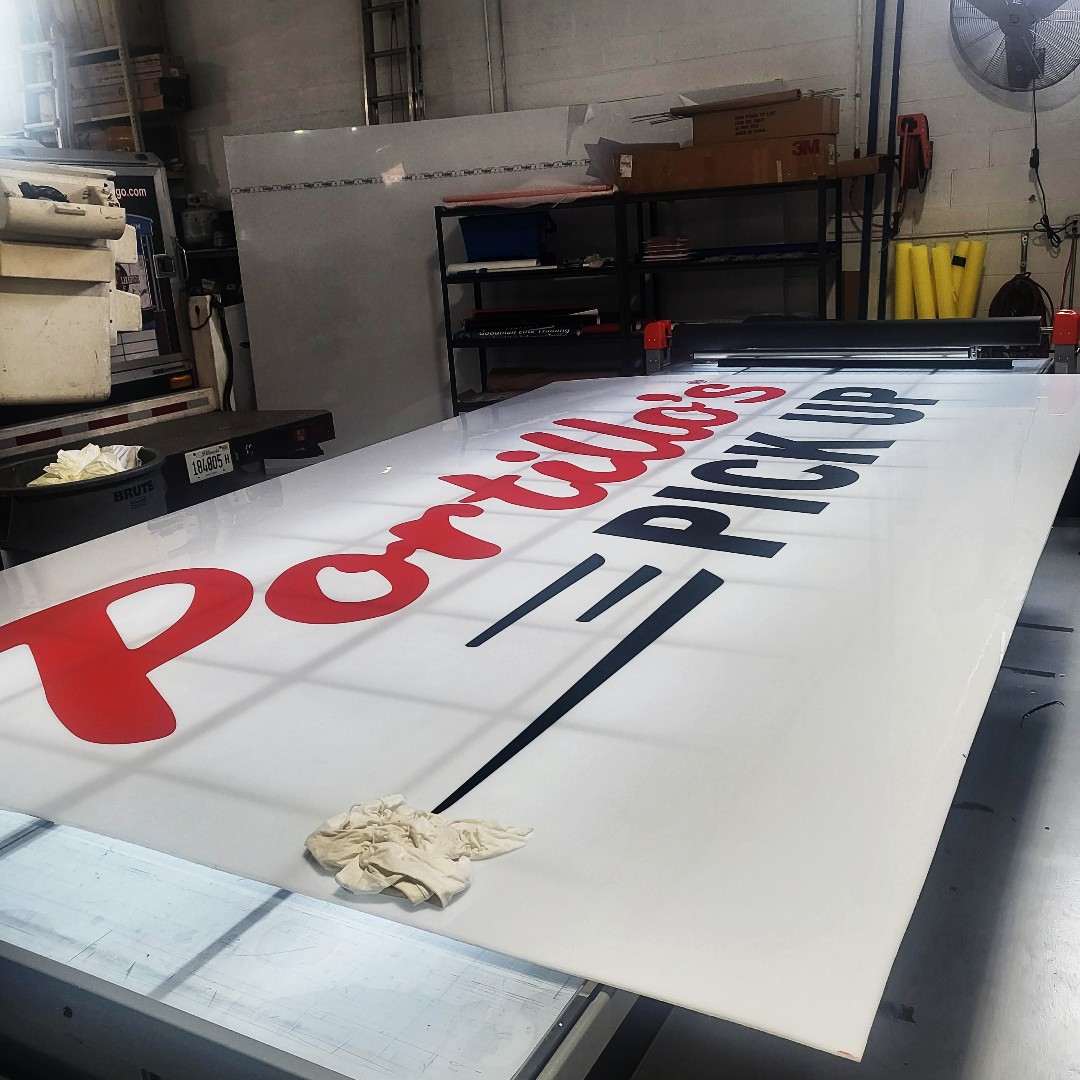 OmegaSignChicag's tweet image. Adding vinyl to signage is an affordable and effective way to grab customers&apos; attention and increase visibility for your business. It&apos;s an excellent choice for high-quality signage that will last for years!

 #VinylSignage #SignageSolution