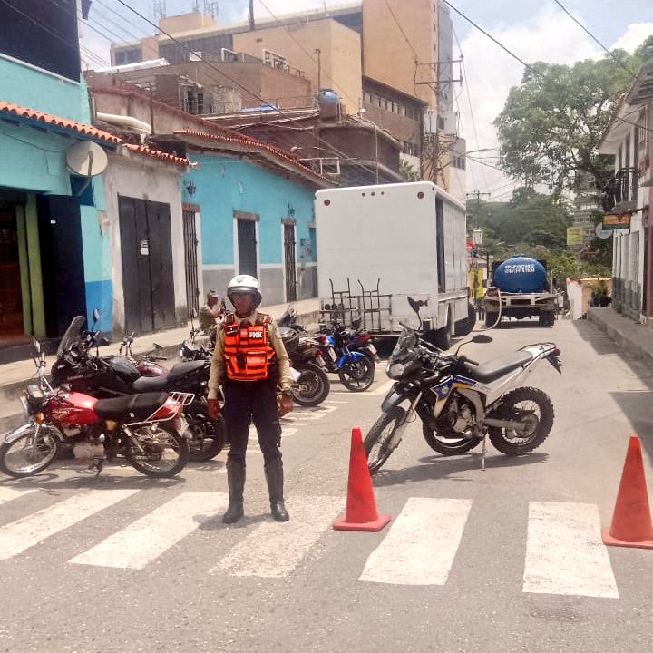 Nuestro funcionarios presente en el municipio #ElHatillo atentos a cualquier situación irregular. #SeguimosTrabajando