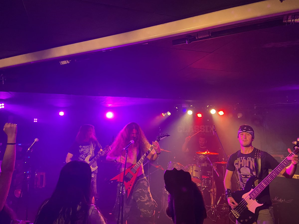 kmzstyle's tweet image. 昨日は町田CLASSIX最高のイベントでありがとうございました！#hydrophobia #defiled #inforthekill 日本のメタル、ラウドバンドの素晴らしさ堪能しました。カッコよかったな。俺はメタルが好きなんだなと改めて思ったねw 
defiledのダブルレスポールがイケてた。羨ましかったなw