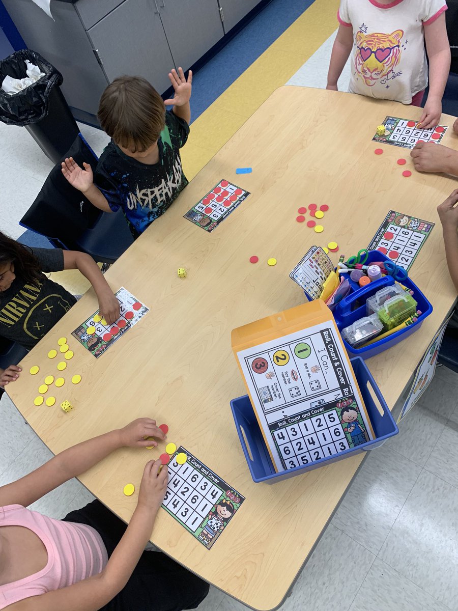MsDalyOP's tweet photo. We are learning how to rotate through centers in kinder today! 🍎✏️ https://t.co/RSpaVIjdAV