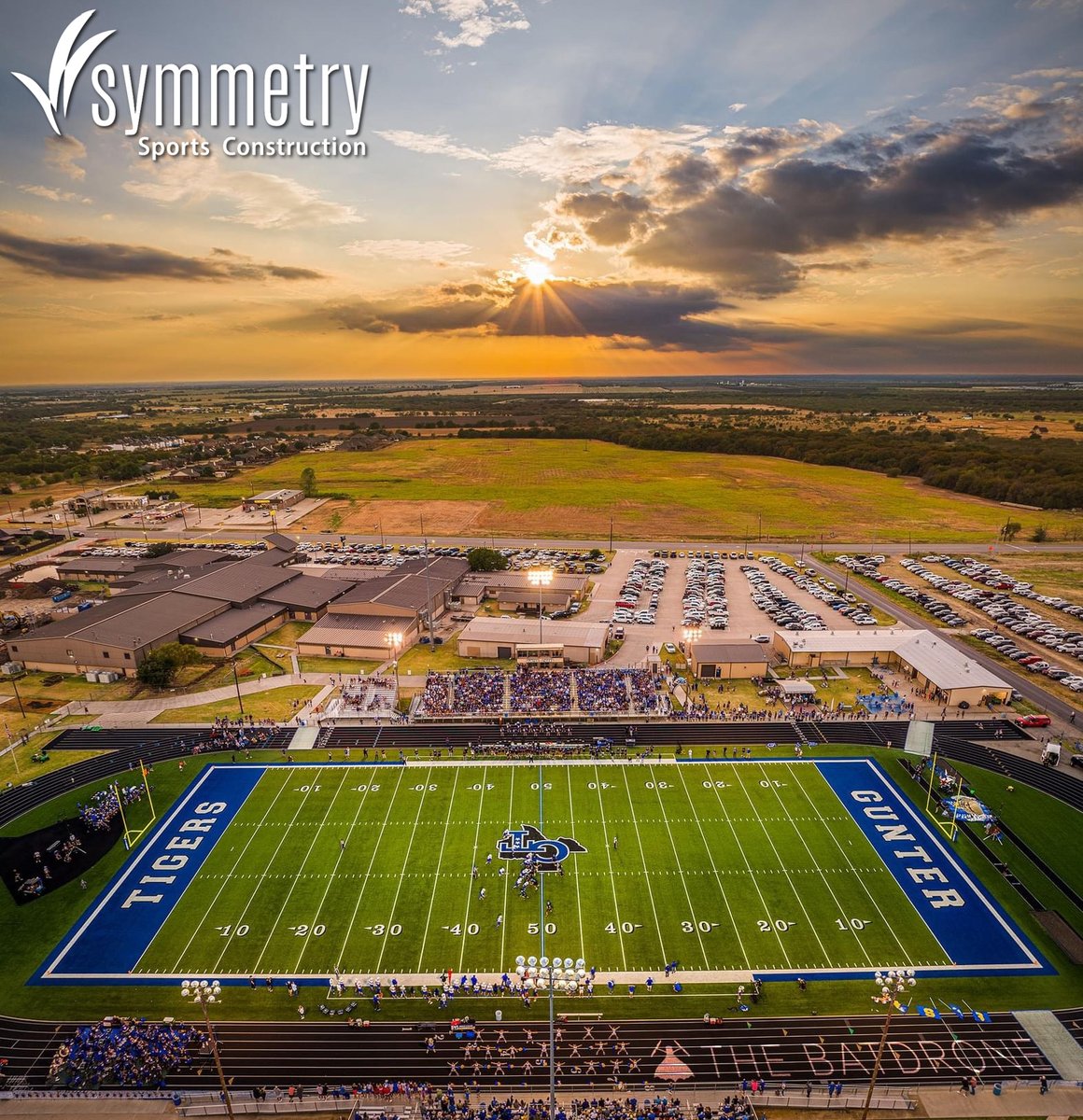 Symmetry_Sports's tweet photo. It was a beautiful night for football @Gunter_ISD!  Who's ready for cooler weather so we can enjoy those Friday night lights? 🏈 
📸:  @TheBATDRONE
#SymmetrySports #highschoolsports #sportsconstruction #syntheticturf #naturalgrass #tracksurfacing #maintenance #stadiumlighting https://t.co/vkXJWmJxHy