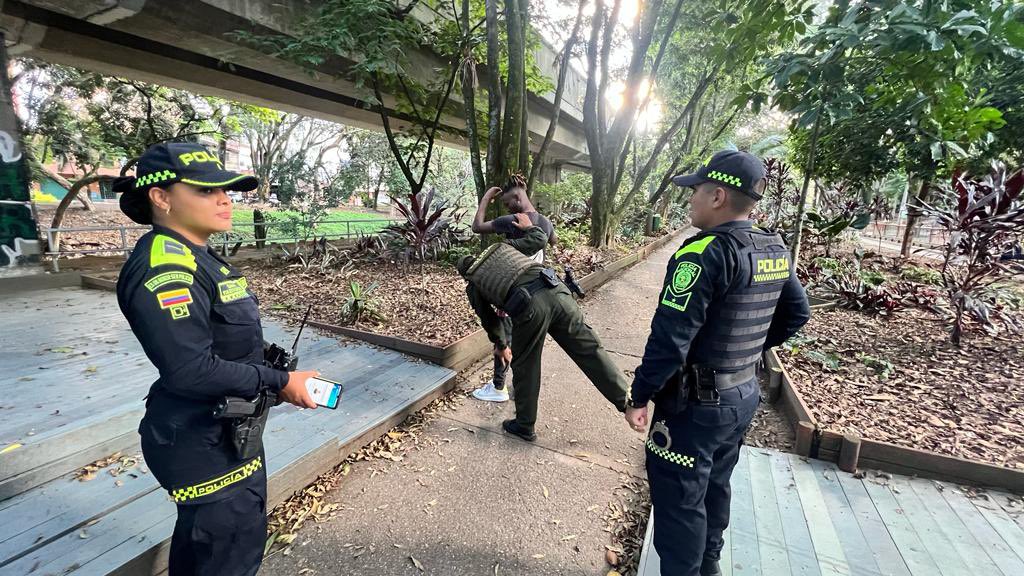 seguridadmed's tweet photo. ⚠️ Ejercimos la estrategia #PlanParques en la #Comuna11 y la #Comuna12. Trabajando junto a distintas instituciones, evaluamos la seguridad y la convivencia, y atendimos las necesidades de los habitantes del sector. (Sigue) https://t.co/Ag8AcHmTk7