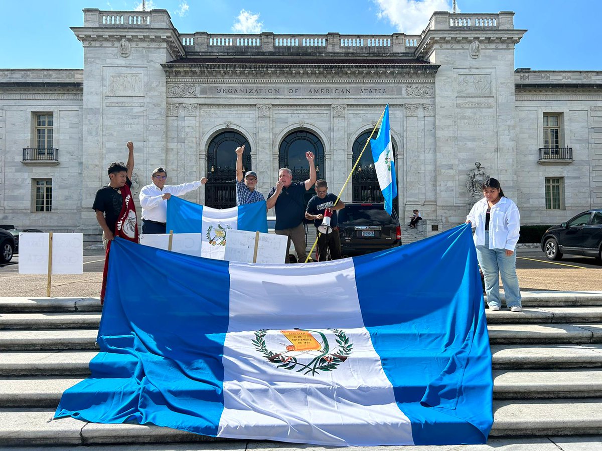 #VocesMigrantes | Un grupo de connacionales residentes en Virginia, Maryland y Washington DC, #EEUU, se reunieron frente a la sede de la <a href="/OEA_oficial/">OEA</a> en respaldo a los resultados del proceso electoral 2023 y en rechazo a las acciones que ejecuta el MP.