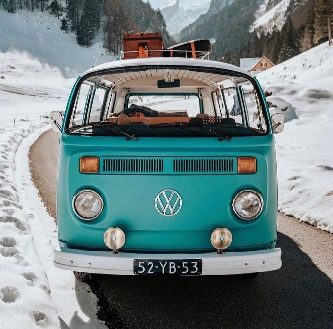 Cuando la nieve cubre el paisaje, nuestra icónica combi se convierte en el compañero perfecto❄️
.
.
Imagen Ilustrativa
#VolkswagenCombi #travelcouple #travelawesome #vwt1 #vanlife #aircooled_society
#wwlove #vwlife #buslovers #volksworld