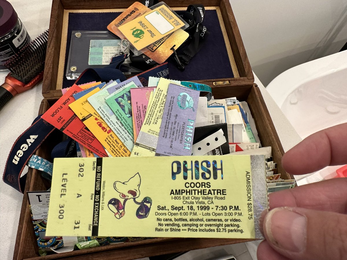 iampoofer's tweet image. Happy anniversary to this @phish gem

24 years ago I was on my 8th show of this fall tour and this one was a doozy.  Great Tweezer opener and maybe my favorite boogie on ever seen.  Great all around venue.  Fun times. #numberline #phish #fall99