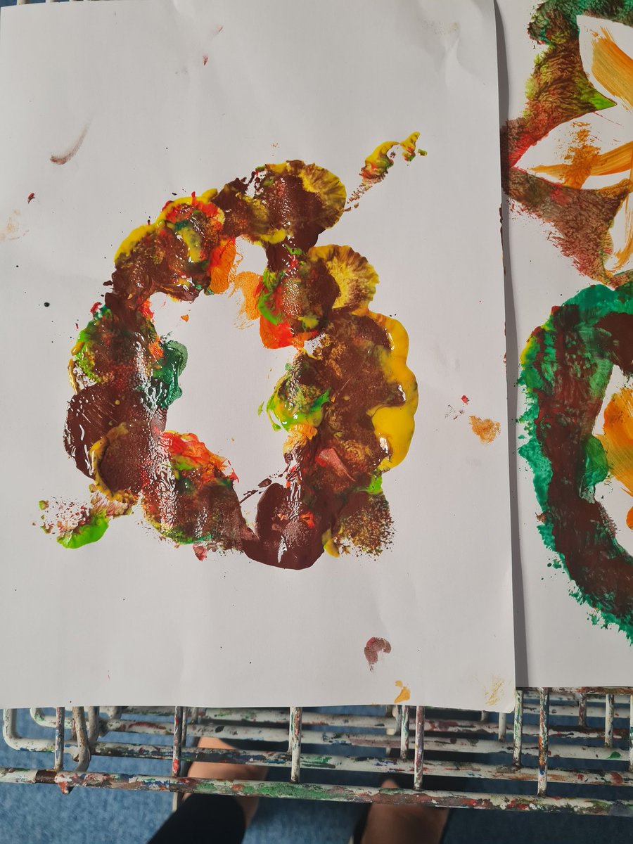 littleacorns_bc's tweet photo. @GilberdykeRocks In After School Club this week, we're using pom poms to dot autumnal coloured paint over leaf templates to create a striking effect. https://t.co/QvCQcNgjwv