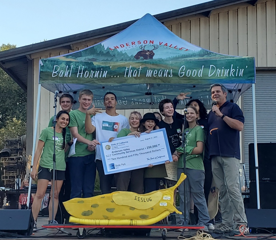 WoodddsJim's tweet photo. I'm with all the young people who are excited &amp; ready to build a #skatepark in #AndersonValley. We're celebrating the $250,000 in state $$ I was fortunate to get is the AV Service Learning Team w/teacher &amp; organizer, Noor Dawood. It'll be the place to go, for sure! #BuildTheBowl. https://t.co/aCuSQnEkTi