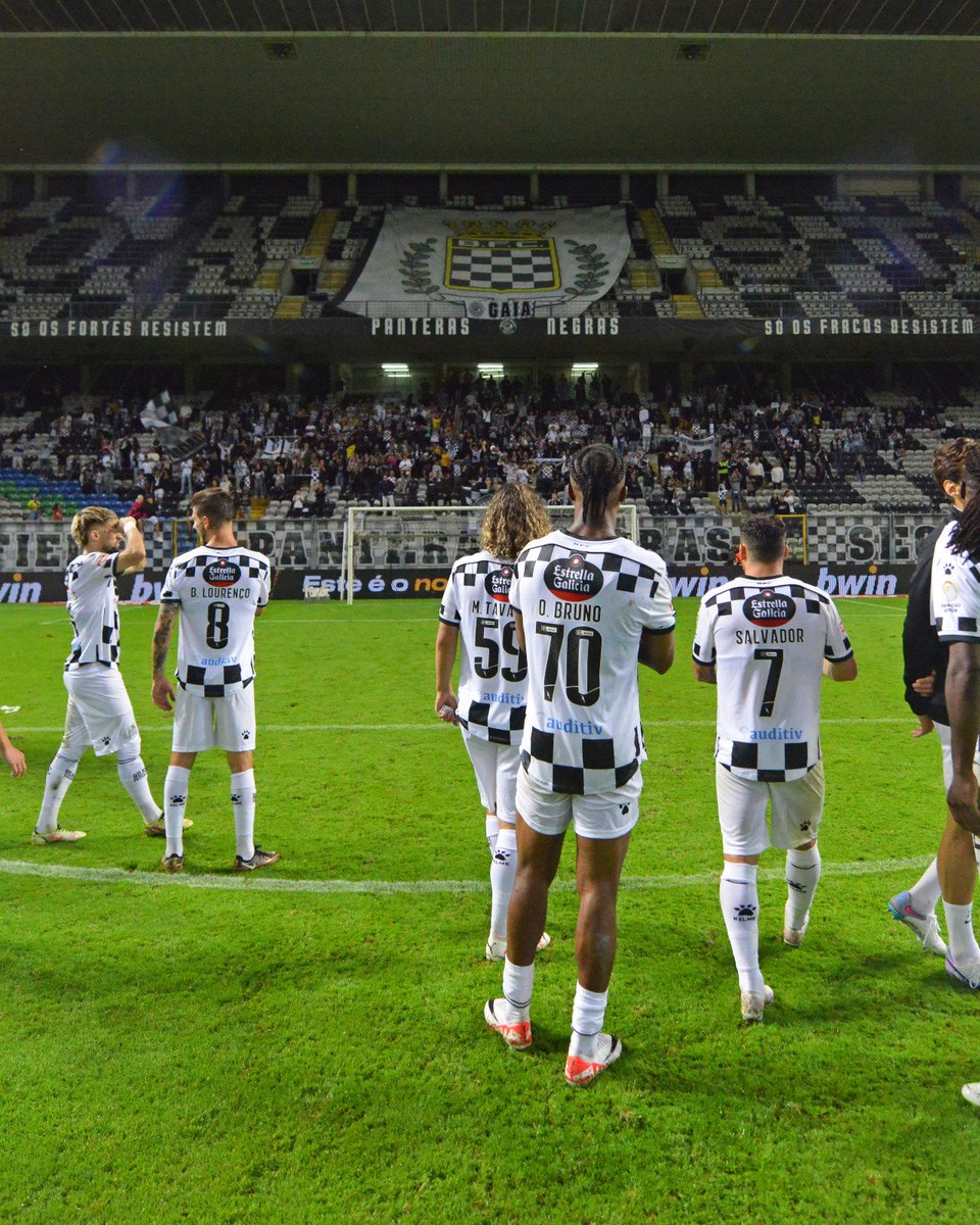 boavistaoficial's tweet photo. Aquela força que nos empurra para a vitória 💪🐾
𝗢𝗕𝗥𝗜𝗚𝗔𝗗𝗢 a todos os adeptos por mais uma grande onda de 𝗔𝗣𝗢𝗜𝗢 🏁
#FeitosDeXadrez #BFCGDC https://t.co/ovPiORHAi1