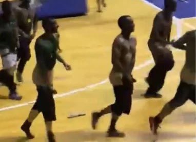 choquei's tweet photo. 🚨AGORA: A Universidade Santo Amaro (Unisa) expulsou seis estudantes de medicina que teriam participado da masturbação coletiva, apelidada de “punhetaço”, durante uma partida de vôlei feminino em São Carlos (SP). https://t.co/Koum3u9ant
