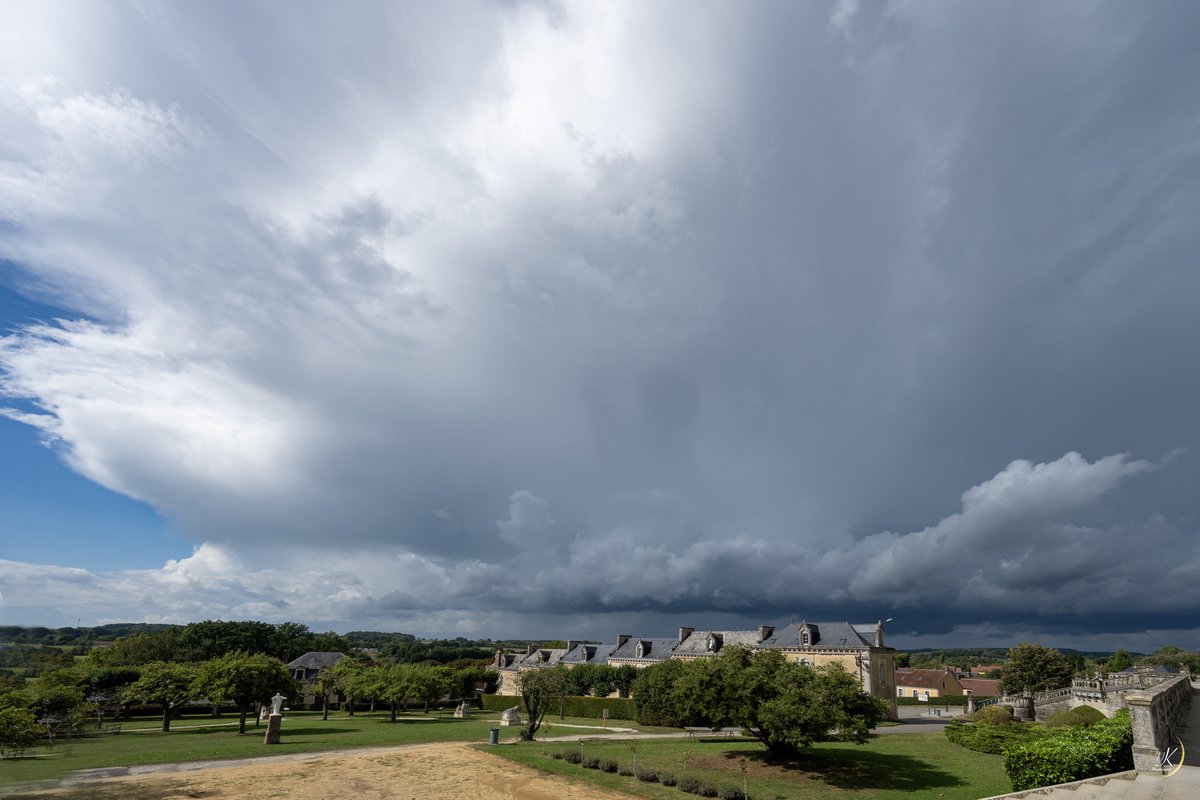 jjkelner's tweet photo. Succession impressionnante de formation nuageuse au cours de cette journée d'instabilité marqué parfois par de fortes averses orageuse entre Montligeon (#Perche)et #Hanche. https://t.co/bfrdbcv35Q