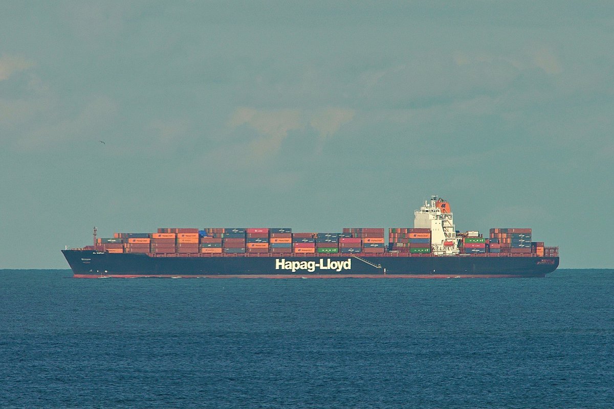 johnmorgan726's tweet photo. The AL SAFAT, IMO:9349497 a 306 meter A7-class #ContainerShip en route to Norfolk International Terminal (NIT) Virginia, flying the flag of Liberia 🇱🇷. #HapagLloyd #ALSafat #ShipsInPics https://t.co/l2ijtcwHk5