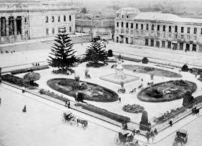 Plaza de Bolívar en Bogotá. está la Plaza Galerías Arrubla y ya existía el Capitolio. ¿Qué año es entonces?
