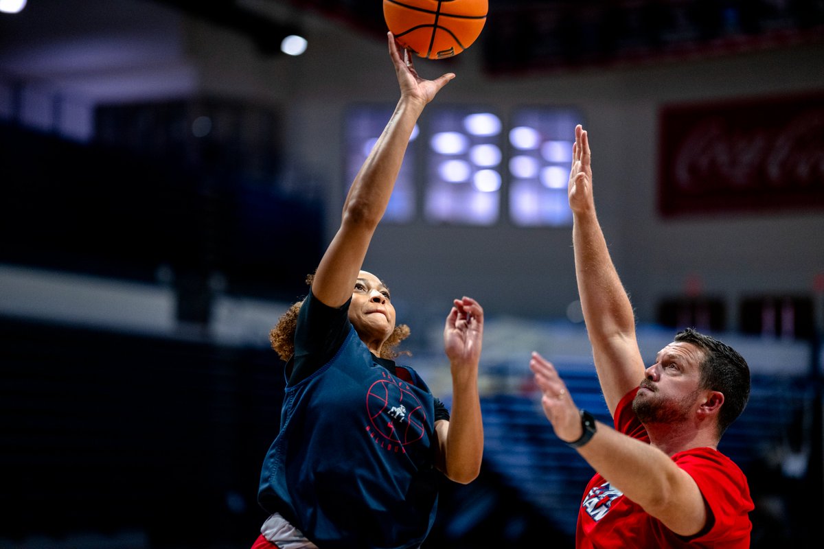 SamfordWBB's tweet photo. Back to work 👏

#AllForSAMford https://t.co/X2zFNkEXiG