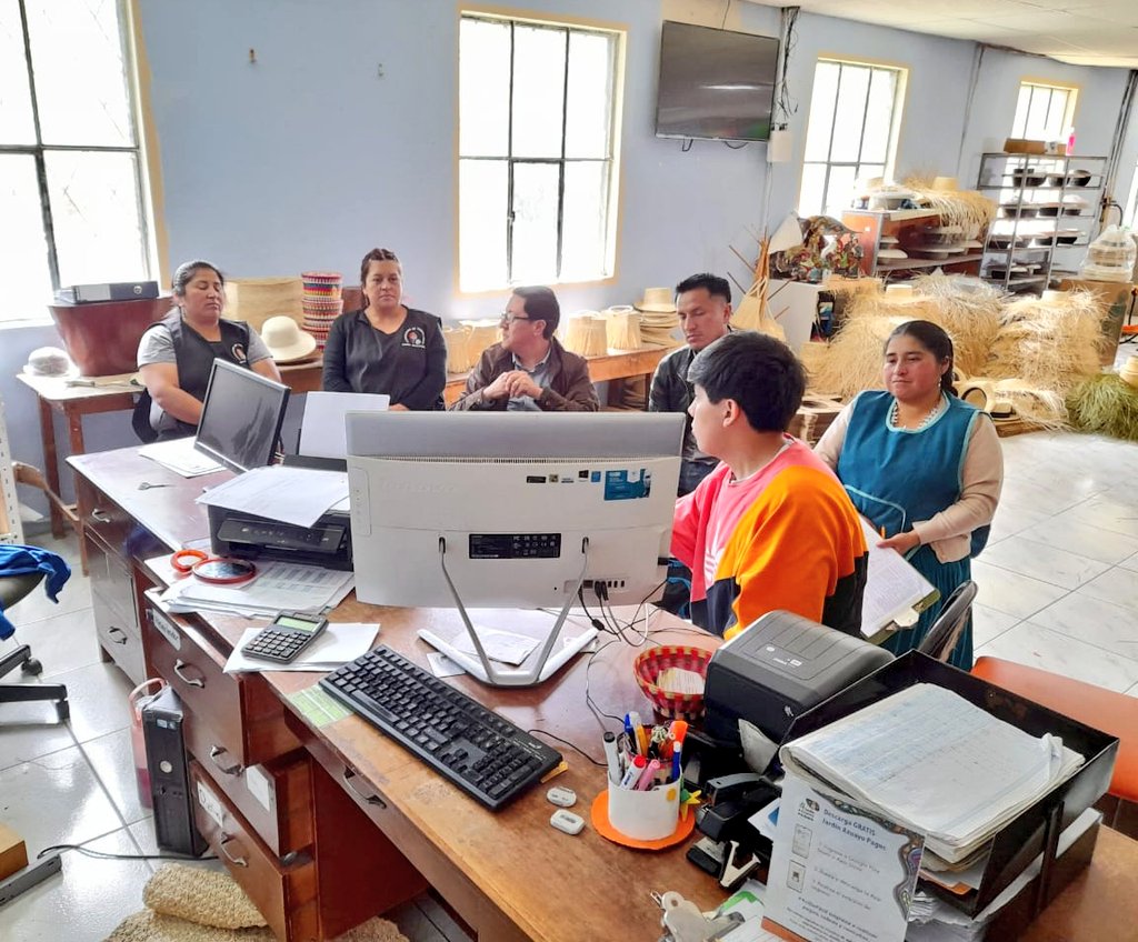 📍 #Azuay | Nuestro equipo técnico zonal 6 y estudiantes de la Escuela de Diseño de la <a href="/udecuenca/">UCuenca</a> en el marco del proyecto "Fortaleciendo las #OEPS" brindaron asesoría a la Asociación de Toquilleras María Auxiliadora sobre el manejo de su imagen corporativa y comunicación interna