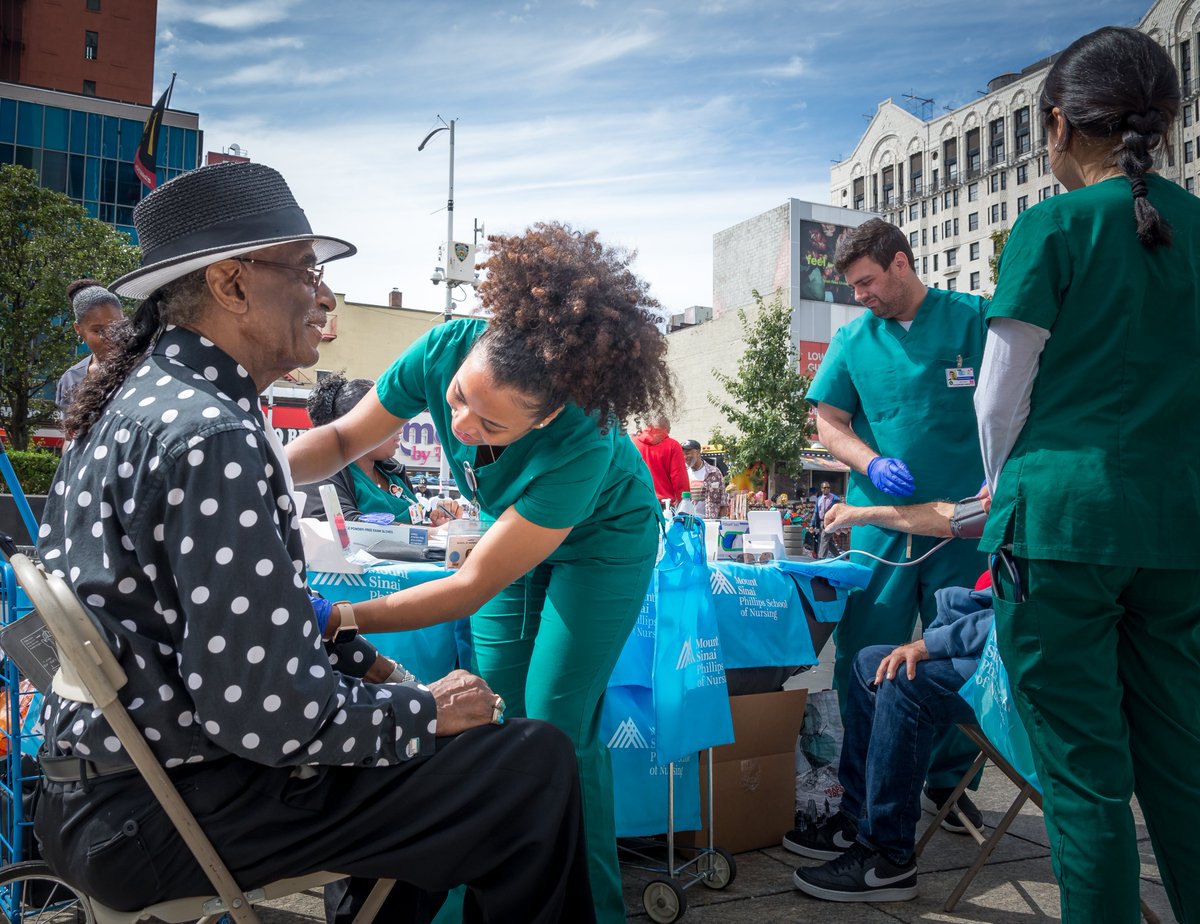 PSONatMSBI's tweet image. PSON students spend a busy day in Harlem conducting blood pressure and glucose screenings as part of the African American Day Parade’s first annual “Get Involved: Community Literacy, Health and Celebration of Culture.”

#PSON #nursingstudents #harlem #communityevent #givingback