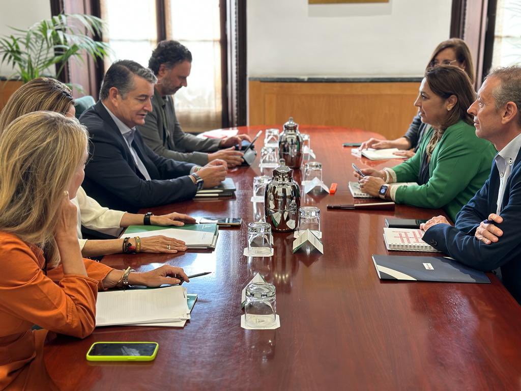 antoniosanz's tweet photo. La brecha digital no debe dejar a nadie atrás. 

Click_A, impulsado por @CruzRojaEsp en #Andalucía, se integra en el Plan de Capacitación Digital 2022-2025 para reducir desigualdades en el acceso al trabajo, la educación y mucho más.🤝

#BrechaDigital #CapacitaciónDigital https://t.co/OMjbzgsvF7