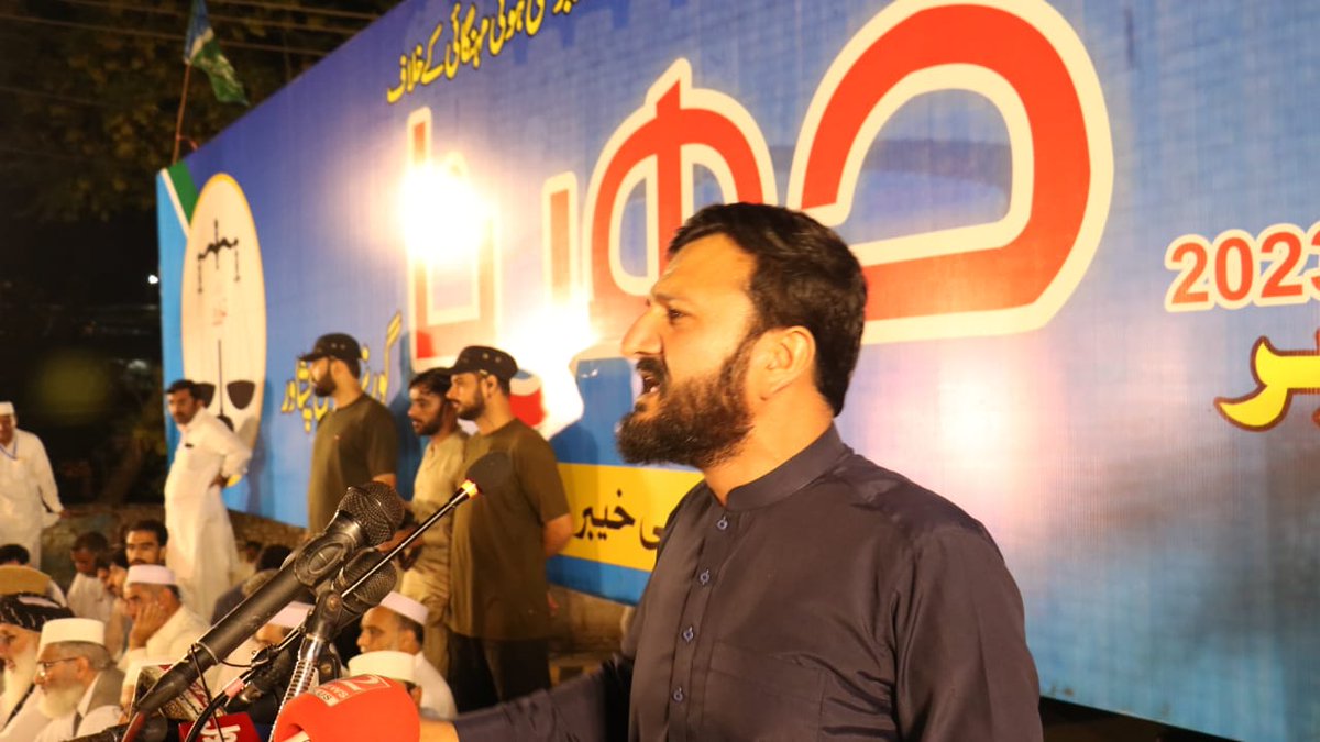 ناظم اسلامی جمعیت طلبہ صوبہ خیبر پختون خوا برادر وسیم حیدر گورنر ہاوس کے سامنے پشاور میں جماعت اسلامی کے زیر اہتمام مہنگائی کے خلاف احتجاجی دھرنے سے خطاب کررہے ہیں۔
#KPJamiat