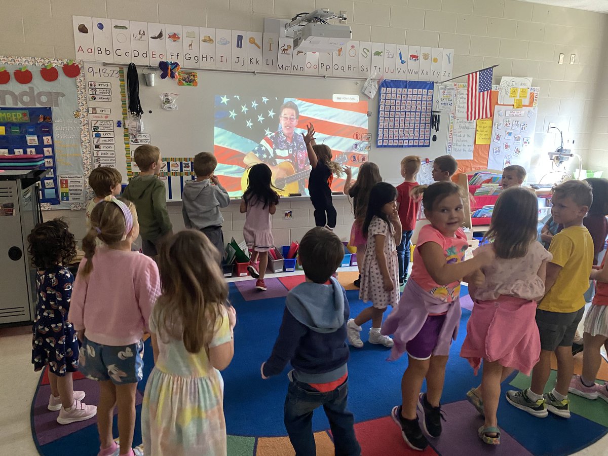 FHSchools's tweet photo. Our schools are recognizing #ConstitutionDay today with lessons and activities to commemorate the September 17, 1787 signing of the United States Constitution. Check out how our @summitbees are learning about this important day in American history! https://t.co/mibKcteN53