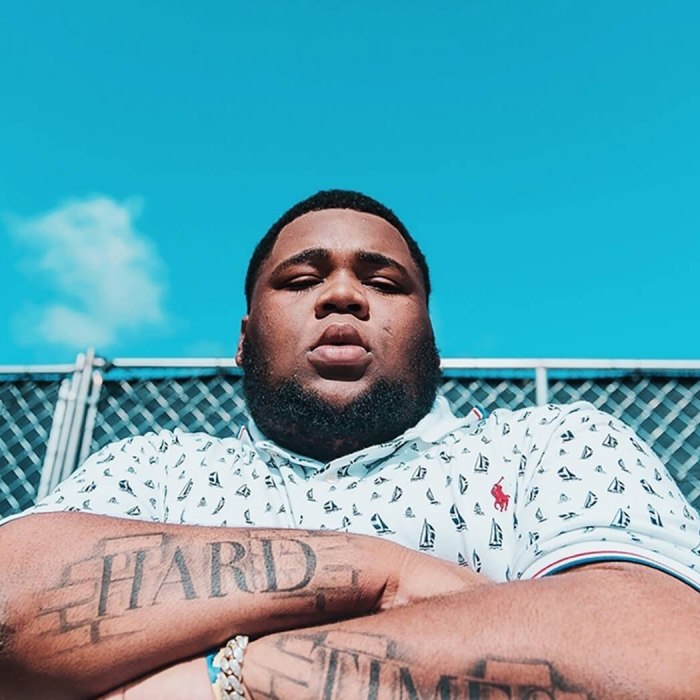 HipHopRequest's tweet image. "🎧 Just dropped the ultimate heat on hiphoprequest_radio! 🔥🔥 Rod Wave's 'Fight The Feeling' is straight fire - had us all vibing in the studio! 💯 Don't miss out on this hot track, y'all! 🎵 #RodWave #FightTheFeeling #HipHopRequestRadio"