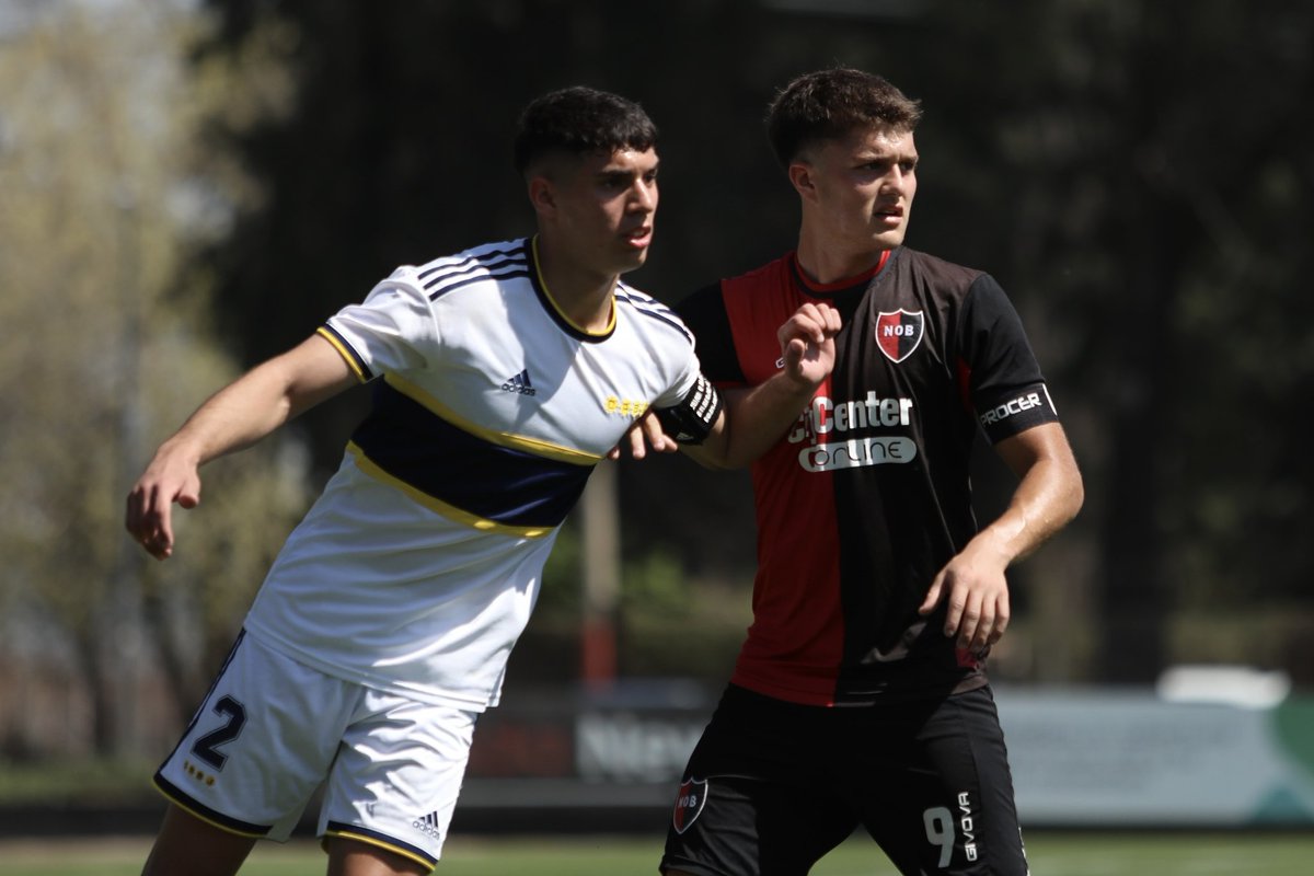 LibertadoresU20's tweet photo. ¡Se jugó la fecha 22 en Argentina! 🏆

Por una nueva jornada de la 4ta división de @afa el campeón de la CONMEBOL #LibertadoresU20 y de la #Sub20Intercontinental, @BocaJrsOficial empató 1-1 ante @Newells. 🔵🟡🔵

Foto: Newell's Juvenil https://t.co/RnNn45csaC