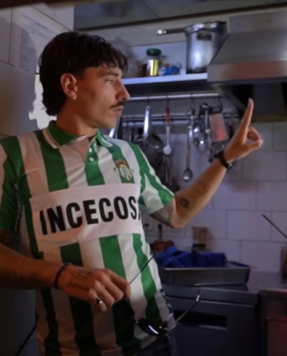 COPA on X: Chef Héctor Bellerín cooking up some serious heat in the Real  Betis x COPA 1994 - 95 Retro Football Shirt 🔥 Available online at   & the Real Betis