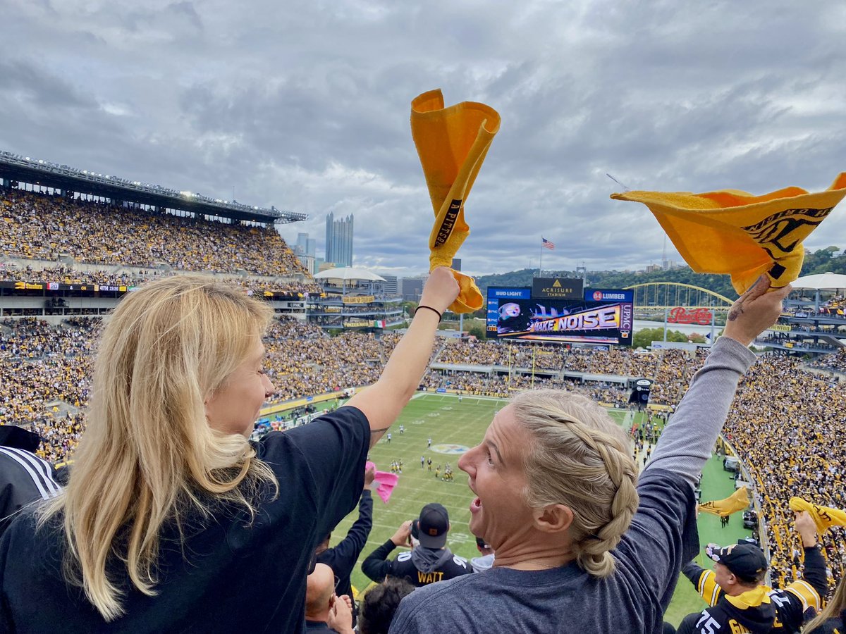 That GAME DAY feeling 😍🏈 Who’s watching the @steelers take on the @Browns tonight? 👀🙋