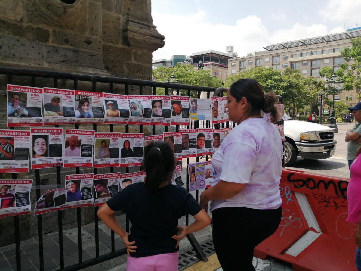 joraplas's tweet photo. Mas de 15 mil desapariciones en Jalisco. Son tantos que se puede tapizar todo Palacio de Gobierno de Jalisco con las cédulas de desaparecidos https://t.co/wLcSkx05Xr