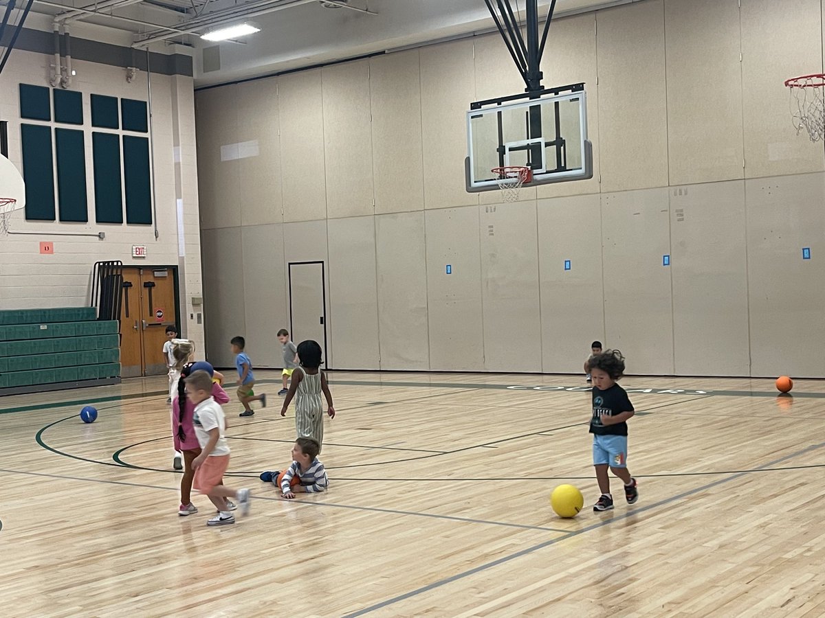 We had a blast playing in the Gym! We even got to play with @MissMsPreK’s class. 🏀⚽️ #prekfun #grossmotor #makingfriends @CopperHillES