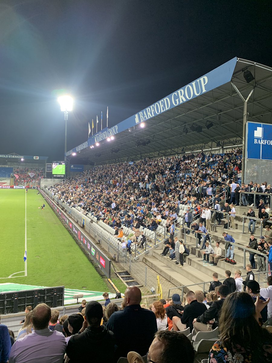 BergaFrederik's tweet photo. Folk begynder allerede at forlade stadion. Man forstår dem vel egentlig godt….. #obdk #slkd https://t.co/axdBJve48j