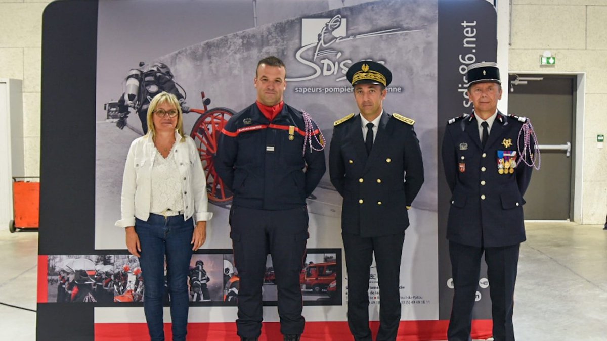 sdis86's tweet photo. Le Ltn Alexandre GARNIER a pris le commandement du #CIS de #Poitiers La Blaiserie, en présence de @Prefet86, @mariebellamy, les administrateurs du #SDIS86 et les sapeurs-#pompiers du secteur

Félicitations et merci à toutes et à tous pour votre #engagement au #quotidien 👩‍🚒👨‍🚒👏 https://t.co/PD6qVUsAaT