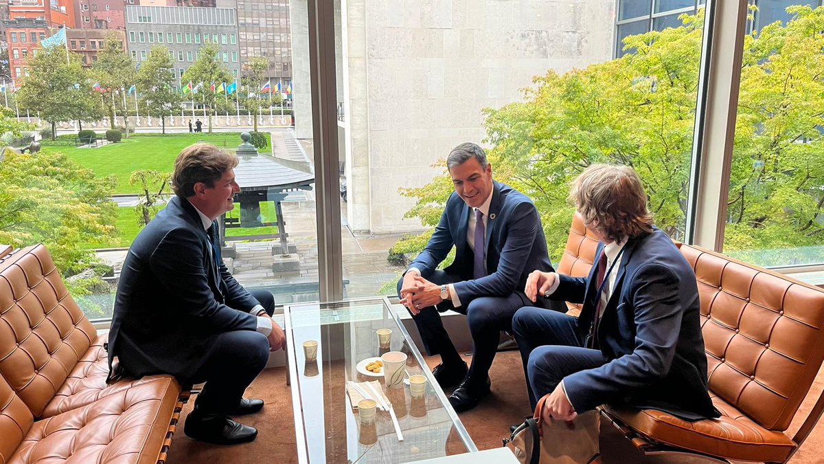 JavierAyalaO's tweet photo. En el marco de la cumbre de la ONU, he mantenido un encuentro con el presidente del Gobierno en funciones @sanchezcastejon #Agenda2030 #ONU https://t.co/qhKkBRA3rs